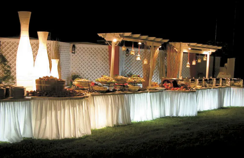 Μπουφές catering στον κήπο τη νύχτα